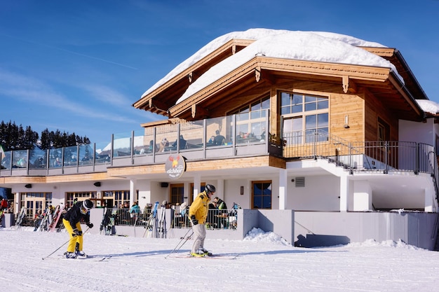 Mayrhofen, Oostenrijk - 6 februari 2019: Mensenskiërs in straatcafés in het skigebied Penken in Zillertal in Tirol. Oostenrijk in de winter in Alpen. Toeristen in restaurants bij Alpiene bergen, Mayrhofen