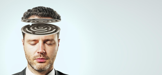 Foto labirinto di ragione e concetto psicologico con testa d'uomo con labirinto su sfondo grigio chiaro