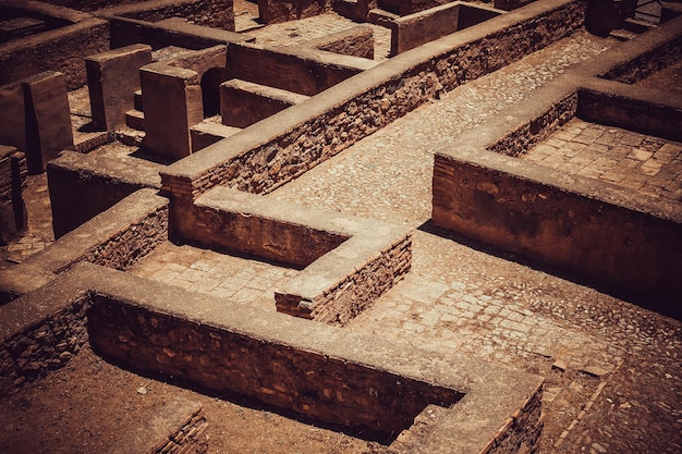 Photo a maze with a stone wall and the word 