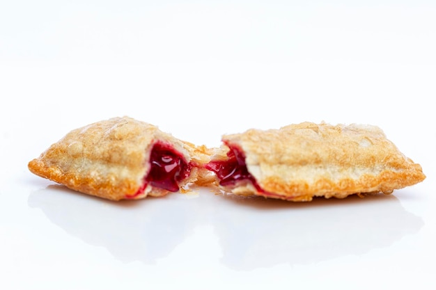 Макдональдс вишнёвый пирог Вкусная мусорная еда и быстрый пирог Белый фон с отражением Крупным планом Белый фон с отражением