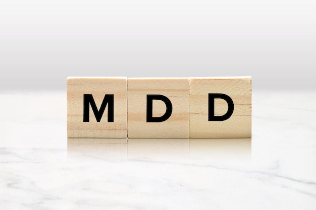 Фото Концепция осведомленности о mdd с деревянными плитками на белом фоне большое депрессивное расстройство депрессия психическое здоровье