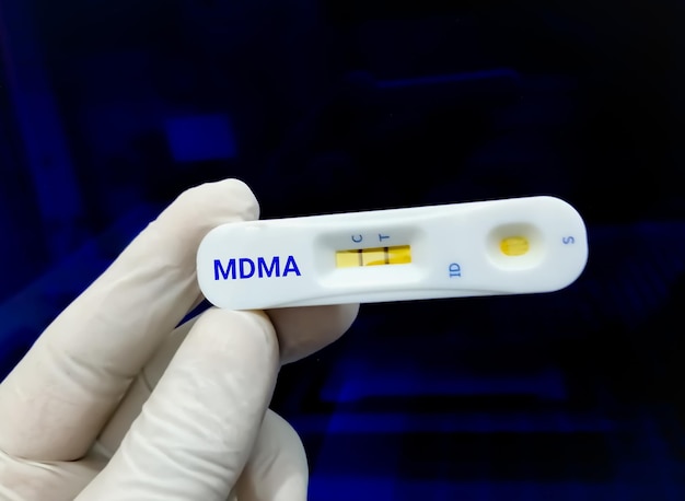 사진 엑스터시 또는 몰리로도 알려진 mdma 또는 methylenedioxymethamphetamine rapid 테스트 카세트