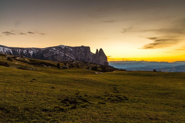 Foto prato con atmosfera di montagna e tramonto