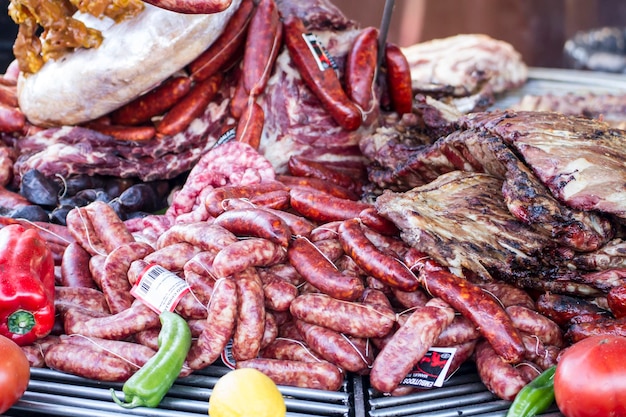 еда, барбекю с сосисками и бараниной на средневековой ярмарке, Испания