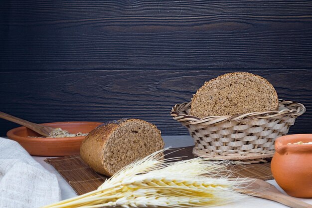 ダイニングルームでオーツ麦と小麦を使った有機全粒粉パンを食べる