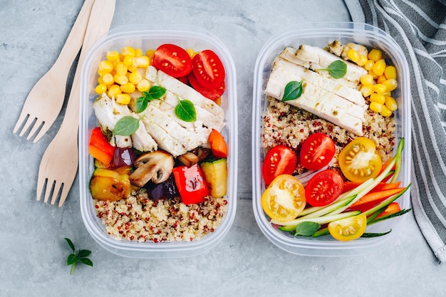 Meal prep lunchbox containers met quinoa gegrilde en verse groenten en kip