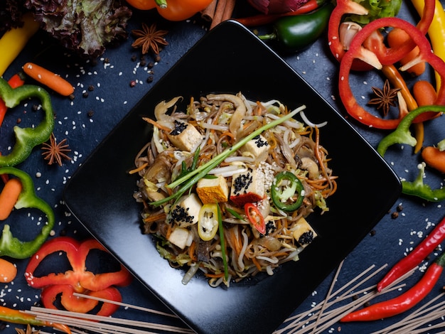 Рецепт еды. пищевые ингредиенты и процесс приготовления. азиатская кухня. овощной салат из ростков пшеницы, грибов.
