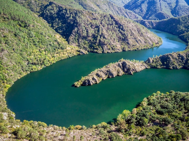 Meander op de rivier Sil canyons A Cubela Ribeira Sacra Galicië Spanje