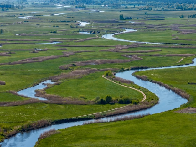 Foto meandri del fiume narew vicino a tykocin in polonia drone vista aerea fotografia paesaggistica