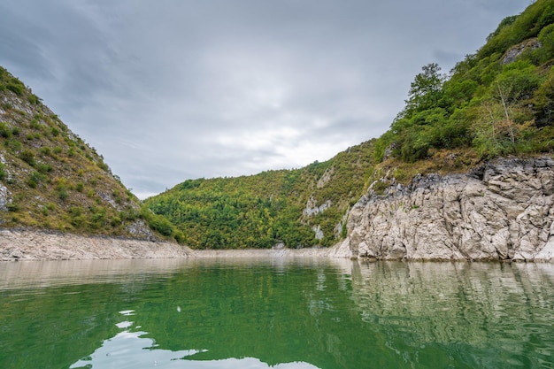 セルビア南西部の晴れた日に岩だらけの川uvac峡谷で蛇行