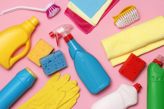 Mezzi per la pulizia e la disinfezione del primo piano su uno sfondo colorato
