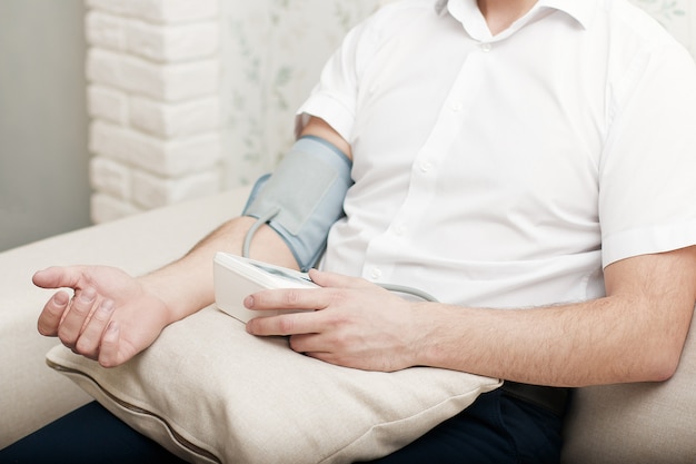 Measurement of blood pressure by an electronic tonometer.