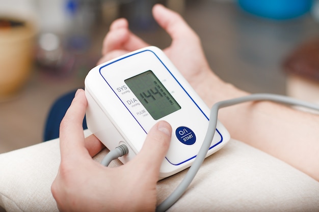 Measurement of blood pressure by an electronic tonometer.