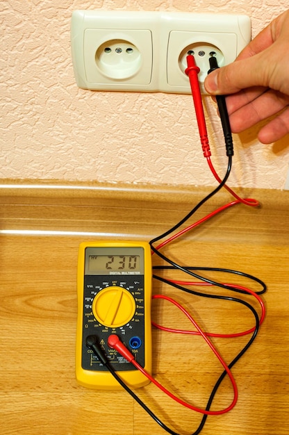 Measurement socket voltage with modern digital multimeter