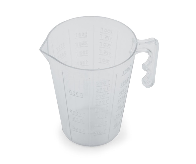 Фото Измерительная чашка с водой, изолированной на белом