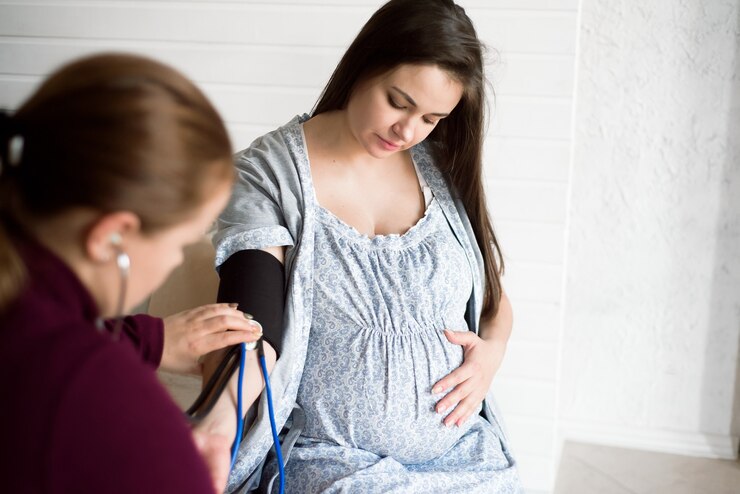 自宅で妊婦の圧力を測定します。妊娠中の女性の健康状態が悪い。