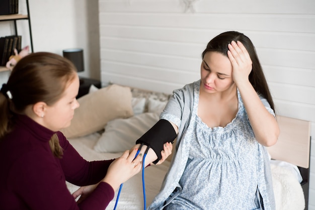 Measuring the pressure of a pregnant woman at home