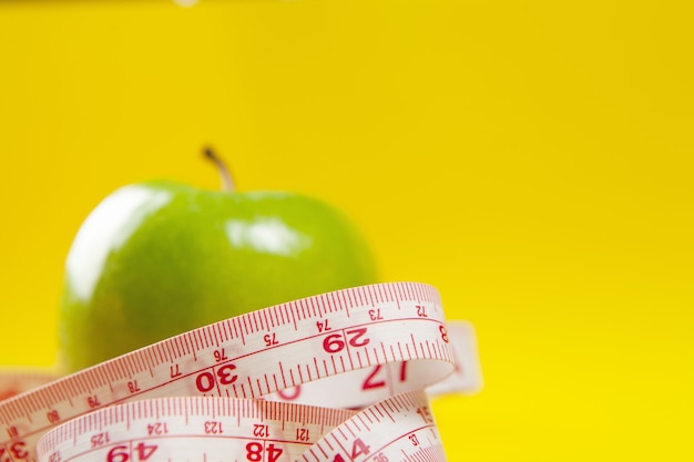 Measuring tape and apples on the table