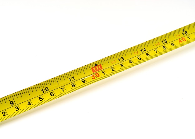 흰색 배경에 센티미터와 인치가 분리된 측정 테이프.