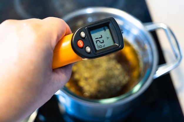 Measuring temperature of cooking by thermometer