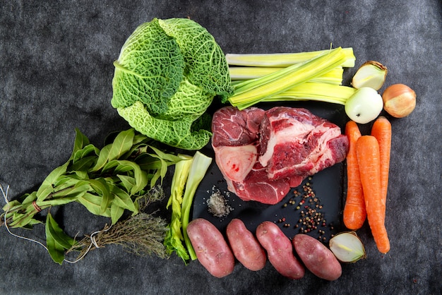 写真 フレンチポットオフェウの準備のための肉と野菜