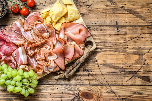 Piatto di antipasti di carne con vari tipi di carne