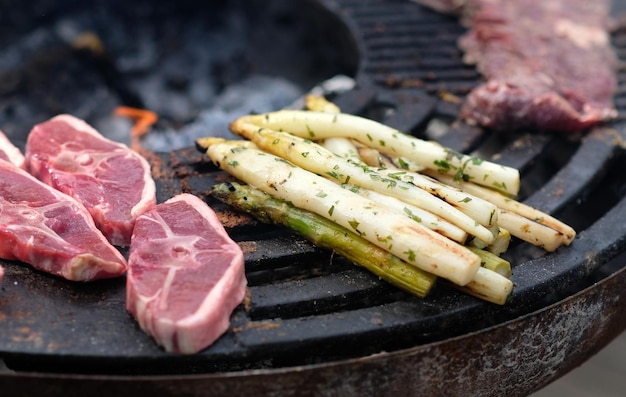 夏のバーベキューで肉とアスパラガス