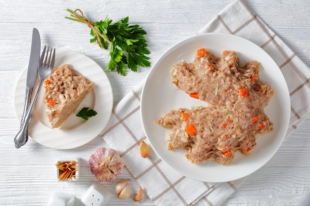 Photo meat aspic jellied slow cooked meat on a plate