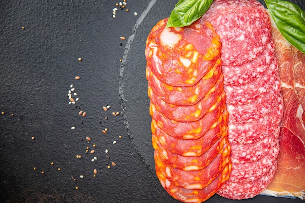 サラミチョリソ生ハム生ハムをスライスした肉盛り合わせソーセージ新鮮な部分をすぐに食べられる