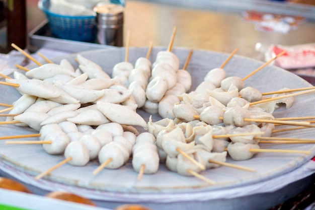 肉球と蒸しソーセージ、タイの通りの食べ物。