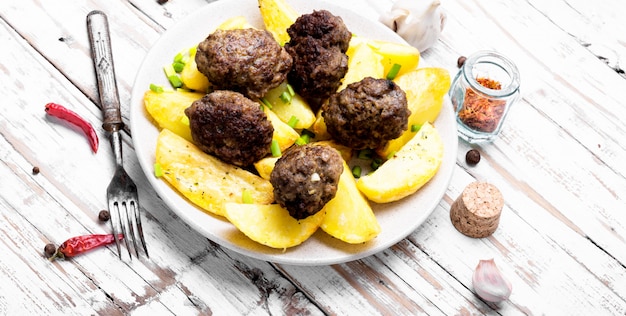 Polpette con patate al forno