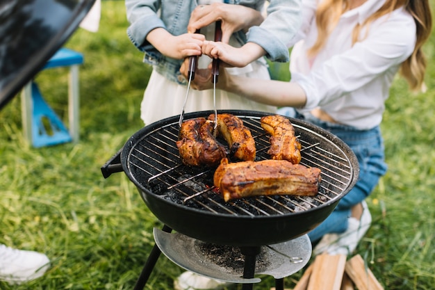 Foto carne sulla griglia del barbecue in natura