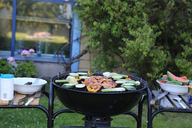 Photo meat on barbecue grill in yard