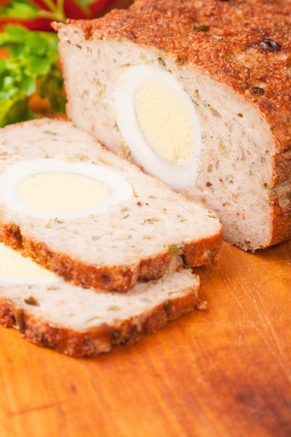 Pane di carne dal tacchino di rissole sul bordo di legno