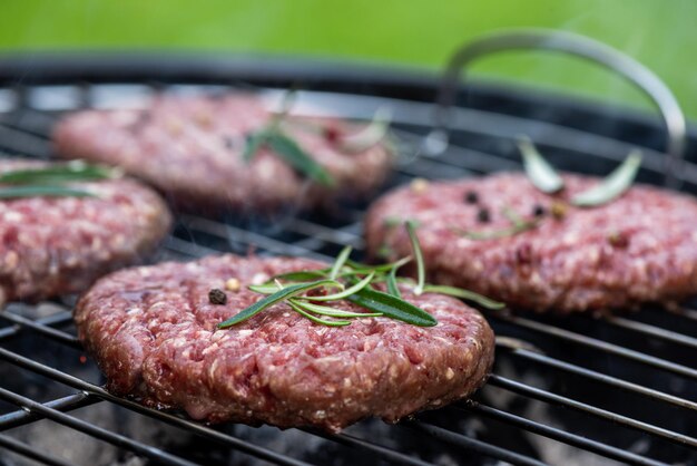 Photo meat burgers grilled on charcoal bbq barbecque in backyard garden at summer picnic