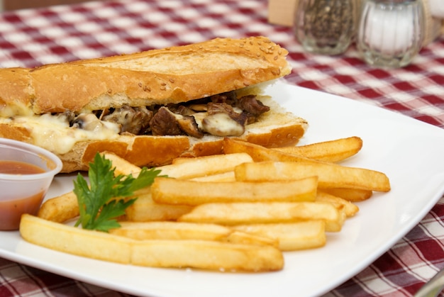 Panino con carne e formaggio con patate fritte