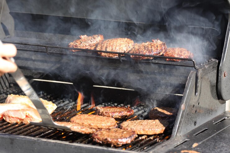 Photo meat cooking on barbecue grill