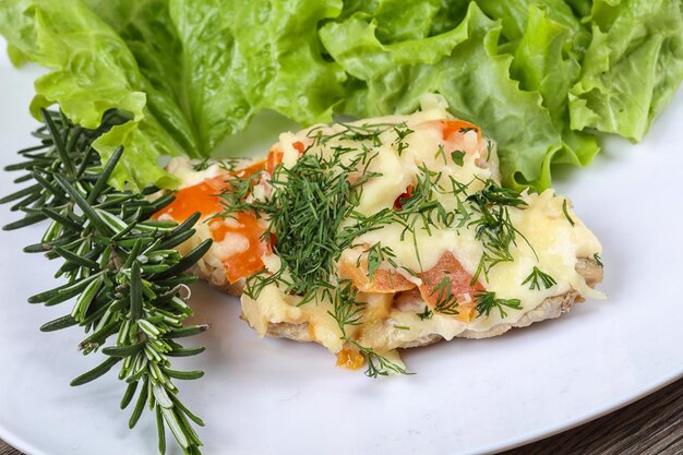 Мясо с сыром и помидорами