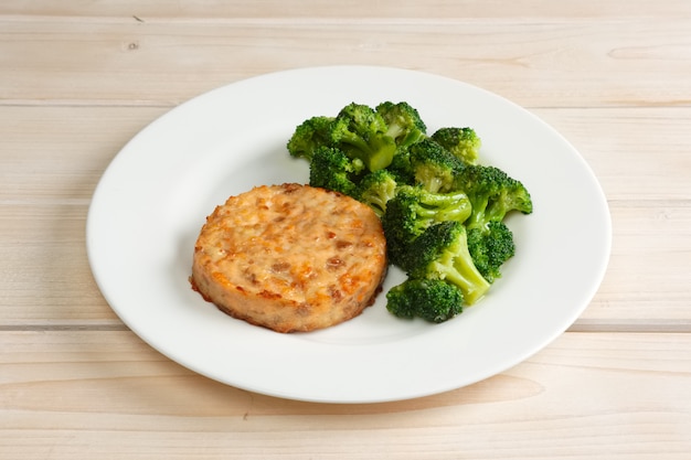 Cotoletta di carne con formaggio e broccoli