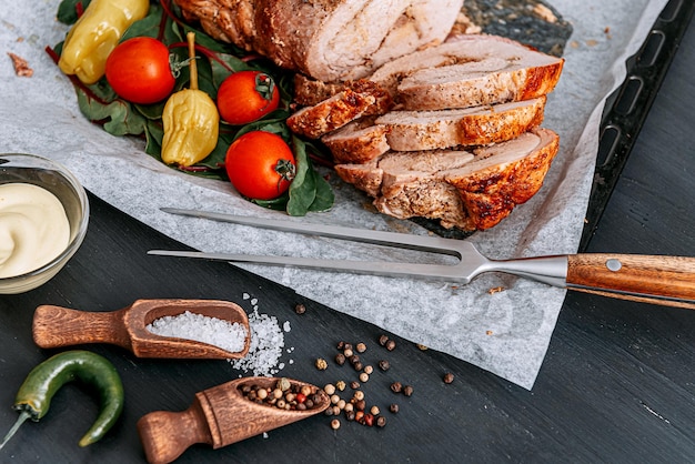 Foto carne per cena carne al forno affettata con verdure