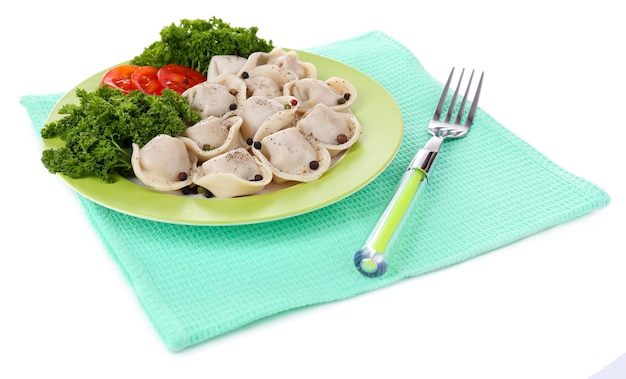 화이트 절연 접시에 고기 만두 러시아 삶은 pelmeni