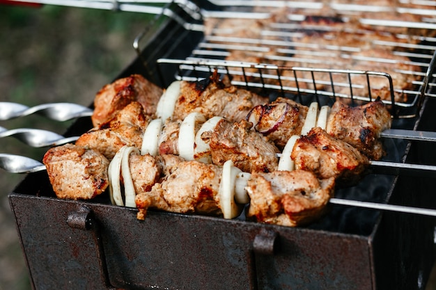 肉はシャシリクのグリルで焼かれます