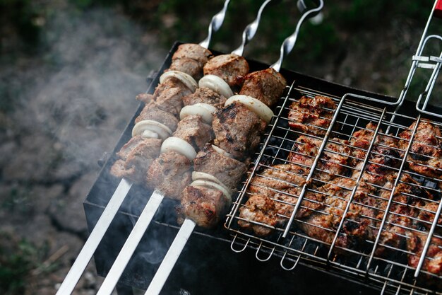 肉はシャシリクのグリルで焼かれます