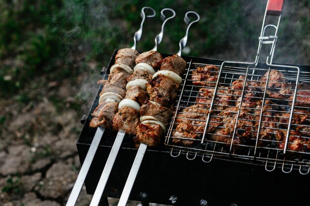 肉はシャシリクのグリルで焼かれます