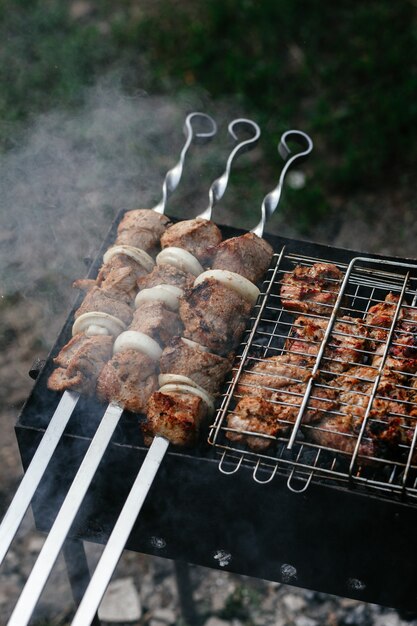 肉はシャシリクのグリルで焼かれます