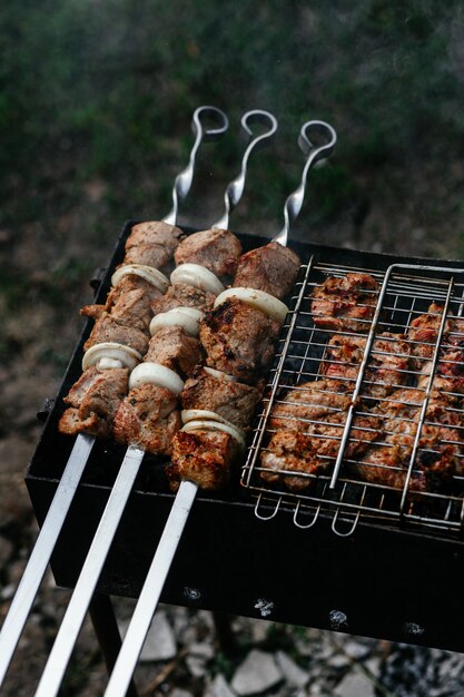 肉はシャシリクのグリルで焼かれます