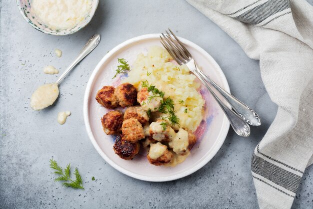 Meat meatballs with mashed potatoes