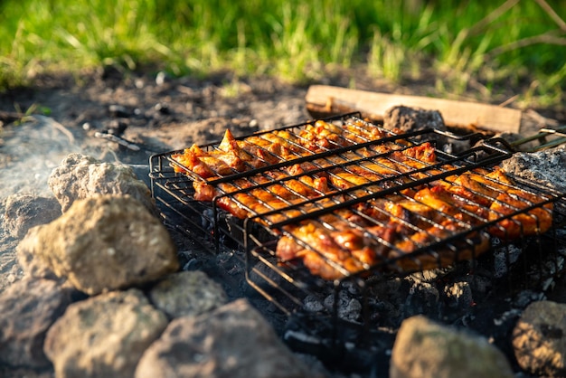 Meat on fire kamp wandelconcept koken op de wilde natuur