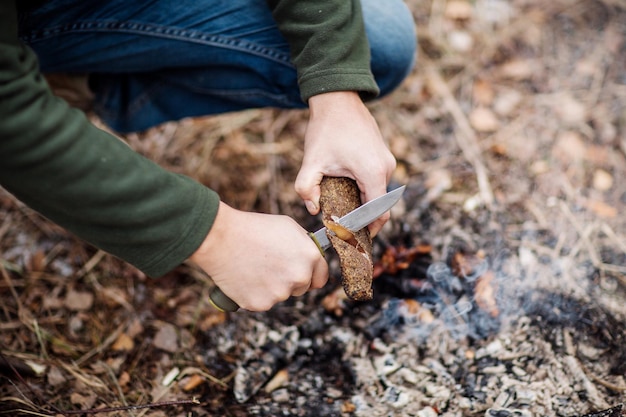 Meat on the stick gegrild in het fire bushcraft concept