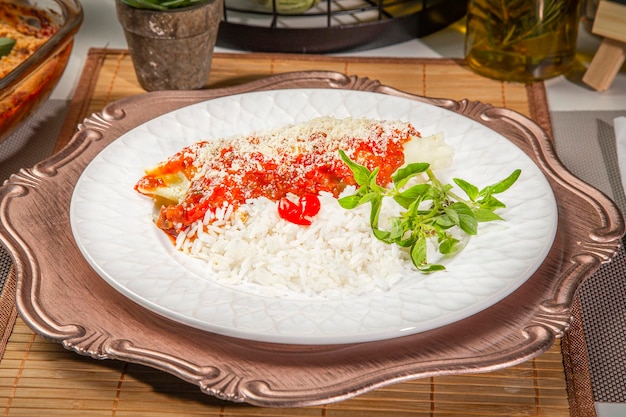 사진 접시에 쌀 소스 샐러드와 후추를 곁들인 고기 팬케이크 무료 사진